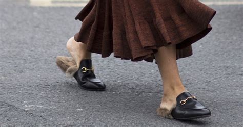 ciabatta gucci con pelo|Extra Fashion: i piedi pelosi by Gucci .